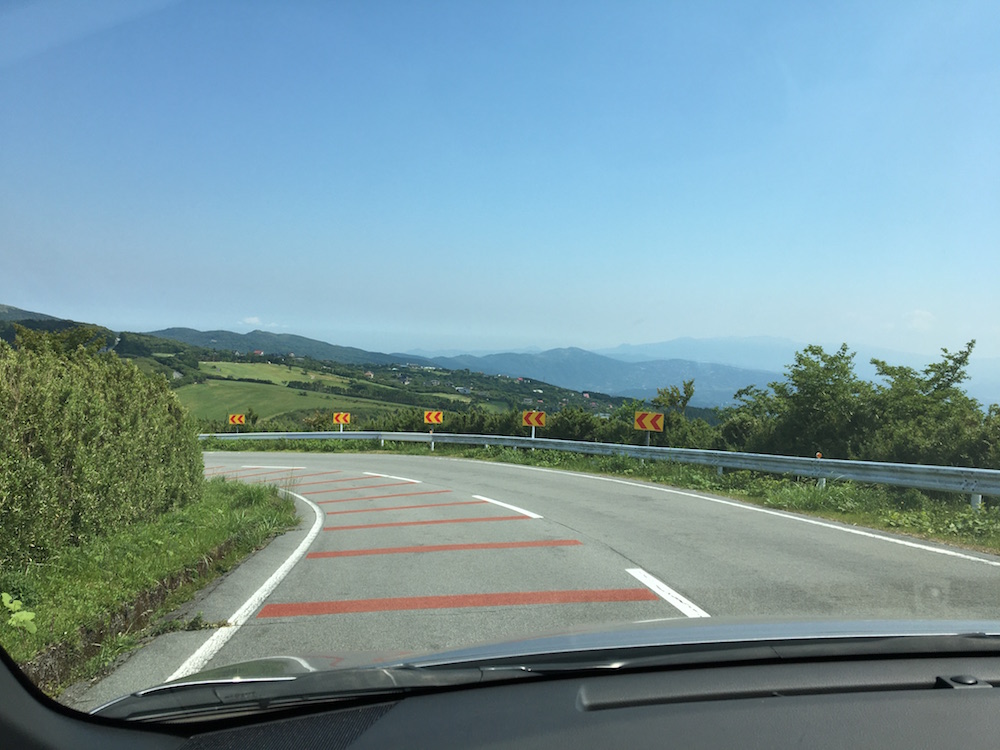 山道を抜けると開けた景色に。のどかな景色にもまた癒される