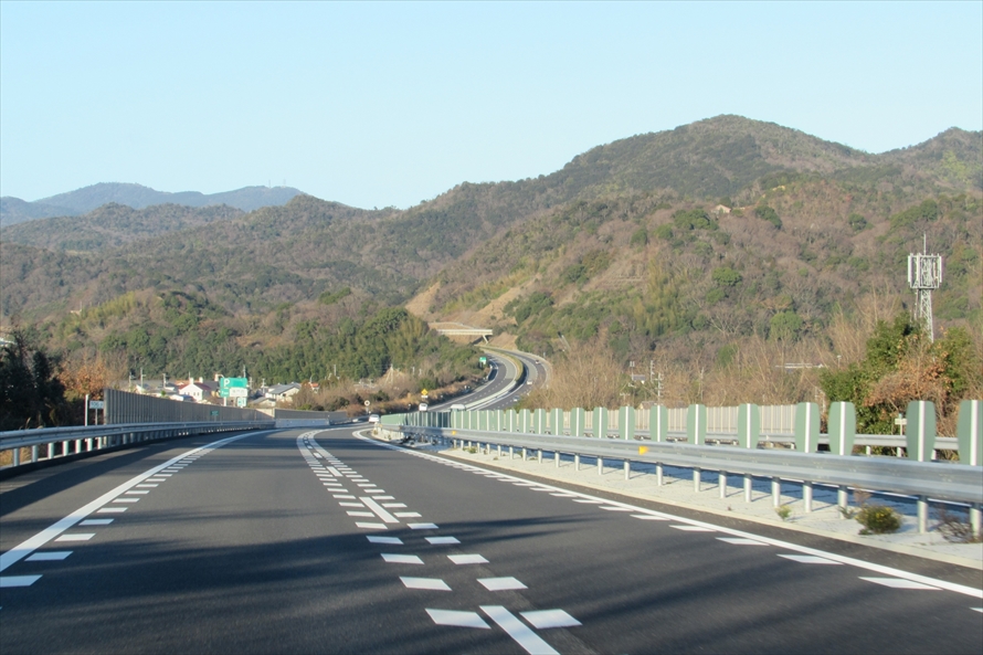高速道路にも坂道は多い。無意識のうちにスピードが変化してしまうので気をつけよう