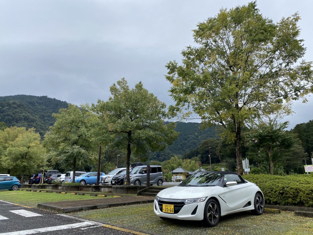 この日は中央広場に隣接する南駐車場を利用。南駐車場には普通車461台分の駐車スペースがある