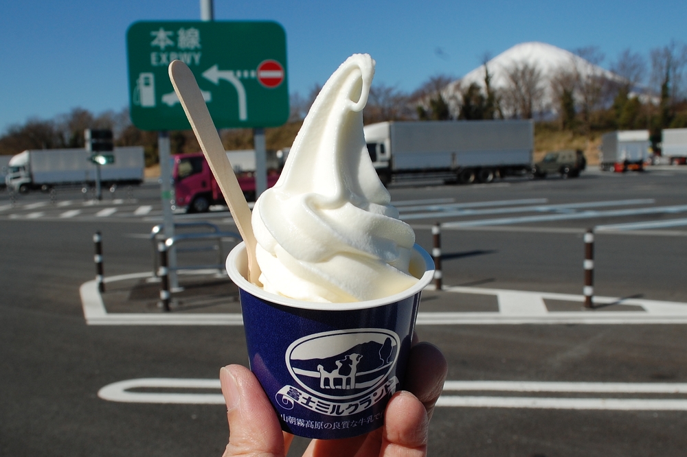 ソフトクリーム400円(税込み)。コーンかカップか選ぶことができる