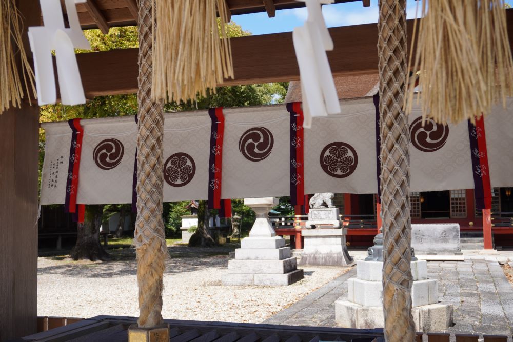 境内の各所に、徳川家の「三つ葉葵」の紋があった