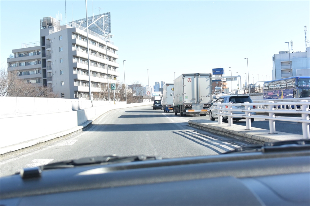 ゲートを通過したあと、本線までの加速車線が短い場所が多い