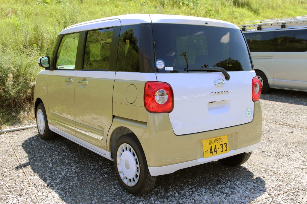 撮影車両は「シャイニングホワイトパール×サンドベージュメタリック」をいうカラー