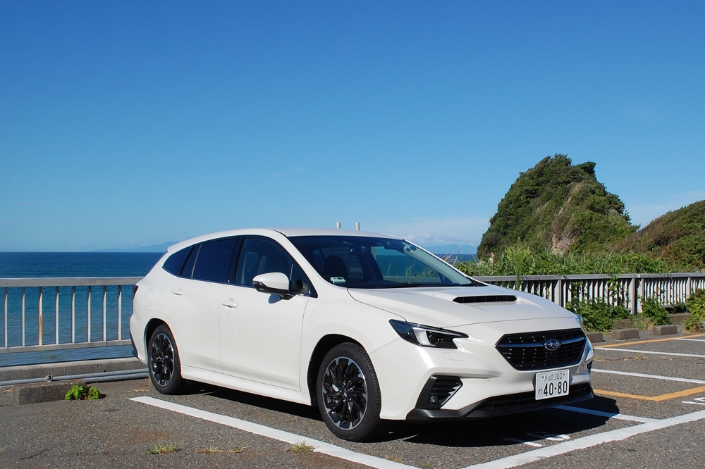 普通車130台分のスペースを有する長者ヶ崎駐車場。右後ろの岬が長者ヶ崎だ