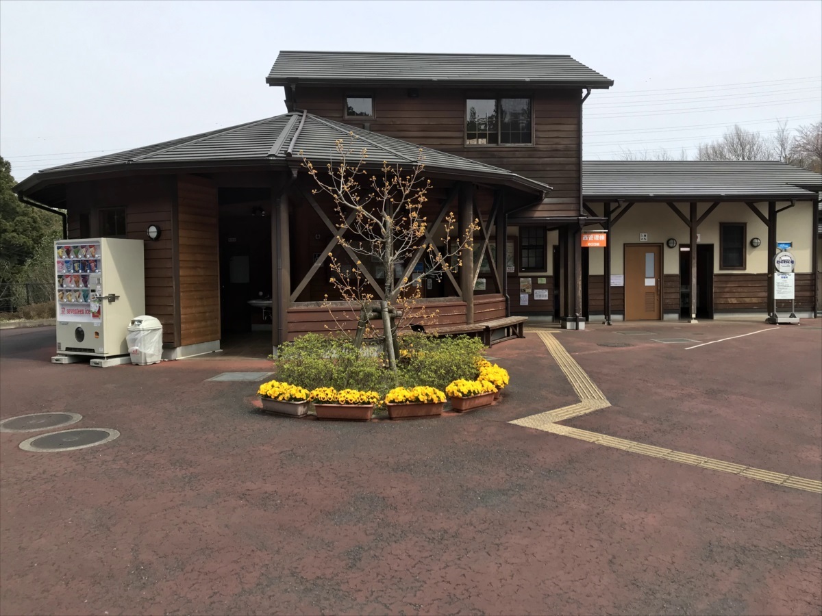 トイレ・授乳室を備えた第2駐車場内の西管理棟。トイレはこちらで済ませてから行こう