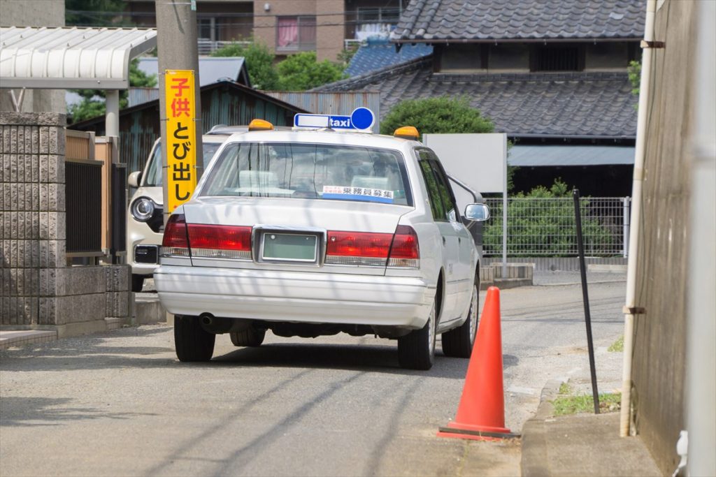 古くからの住宅街は見通しが悪く入り組んだ道路も多い