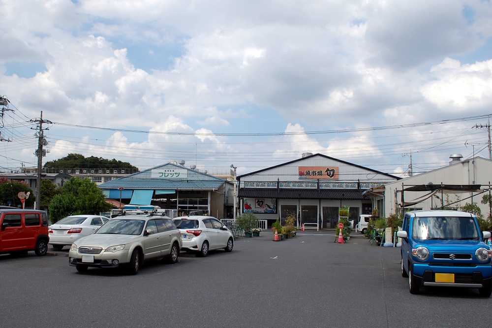 駐車場はシュンの正面入り口の前にある。隣の「新鮮市場フレッツ」と共有で、100台以上のスペースが用意されている