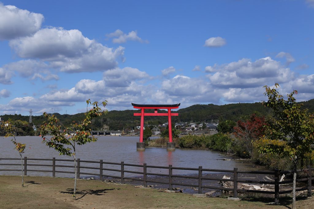 青空に映える鳥居。紅葉最盛期には美しい風景が望める