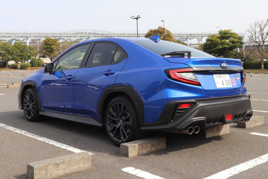 「左右4本出し」のマフラーが高性能車であることを主張する
