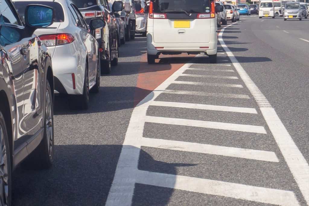 右折車線の前などにあるゼブラゾーンは入ってもいい？