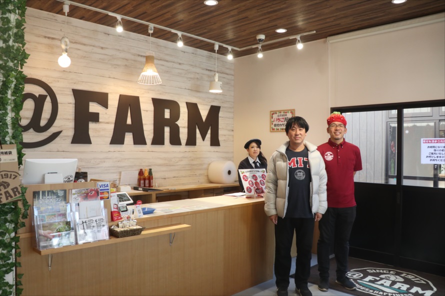 案内をしてくれたのは「@FARM」を経営する三共木工株式会社代表の森田精一郎さん(左)と「いちご大使」総務課長の松本弓彦さん(右)