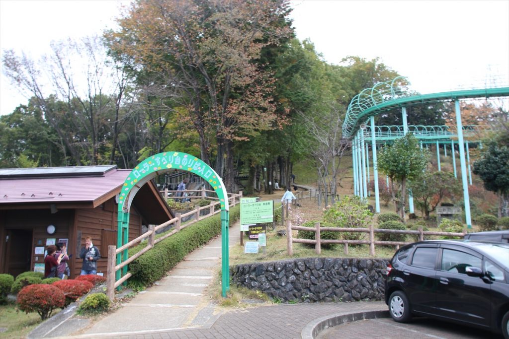 ゲートをくぐって、一本道を登っていく