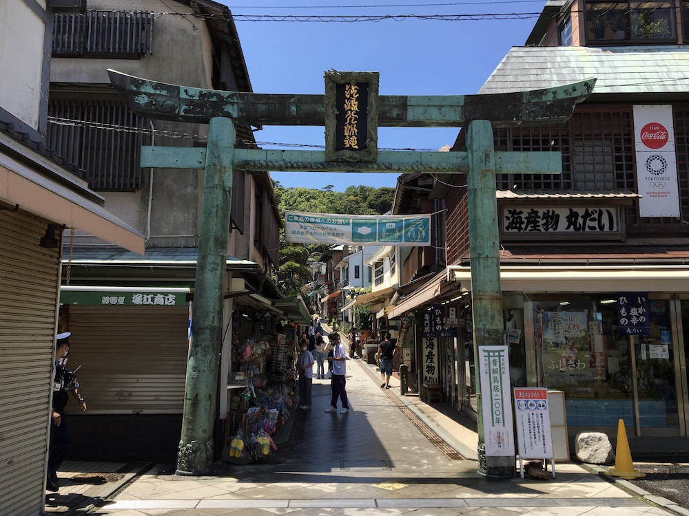 「青銅の鳥居」。1828年に再建されてからは約200年近く、ここに立ち続けている
