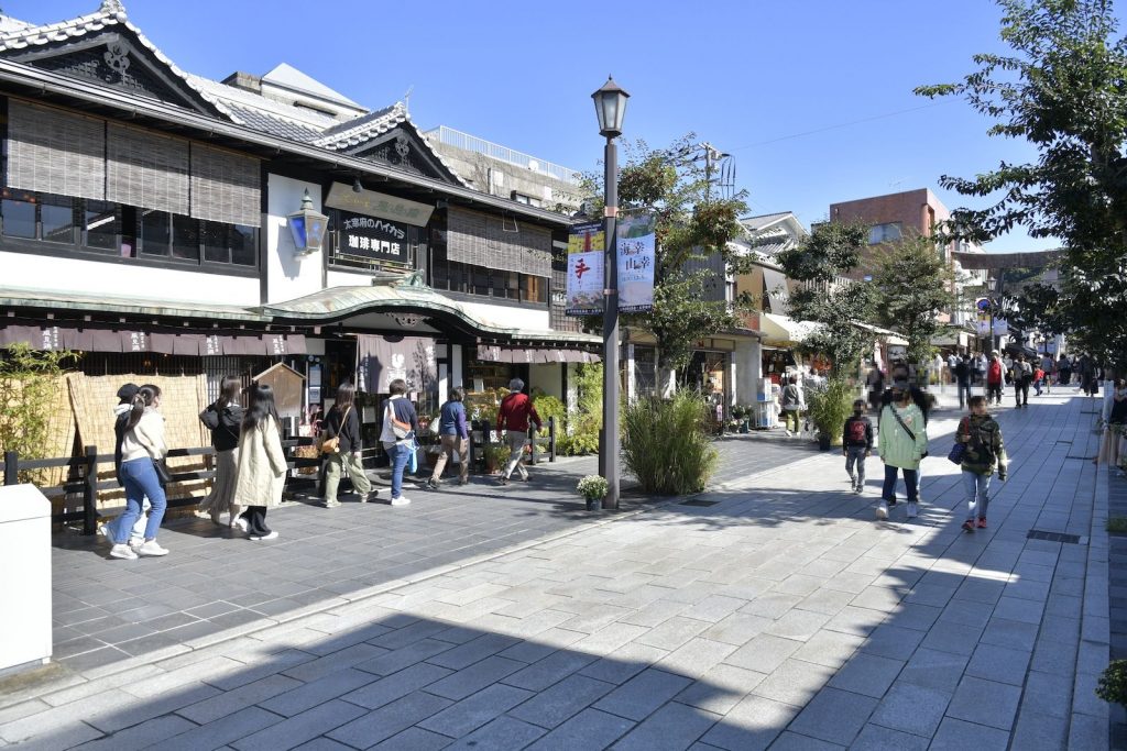 参道沿いはクルマの往来こそあれど、歩道が広く歩きやすい