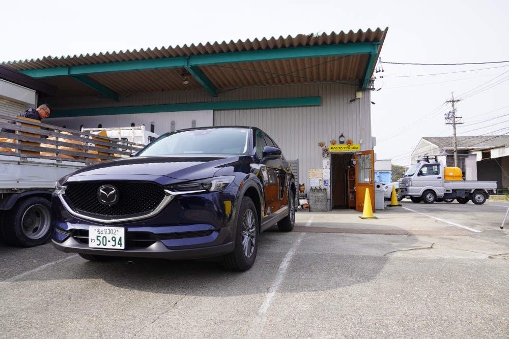 田園の中にたたずむ店舗、目の前に駐車場もあり