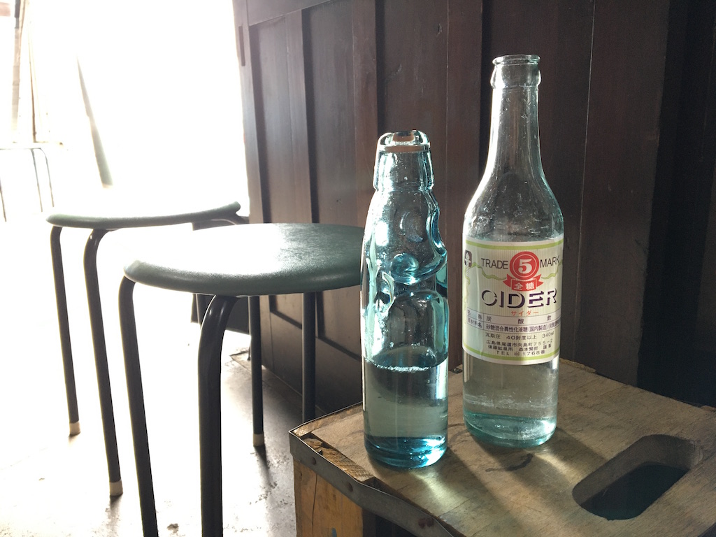 左：「ラムネ（税込み200円）」、右：「マルゴサイダー（税込み250円）」。店内で飲む用の瓶は持ち帰り不可。お土産用のラムネも販売されている