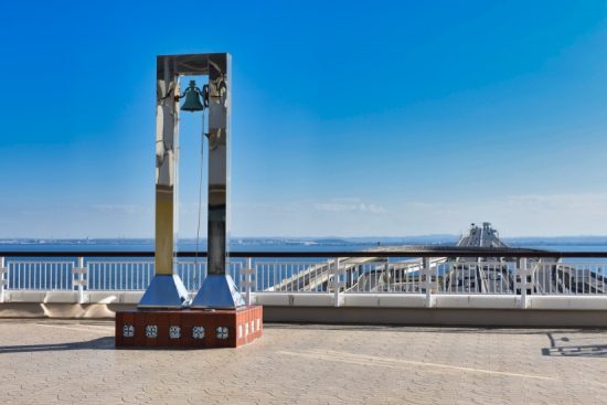 「海ほたるパーキングエリア」の展望デッキ「幸せの鐘」