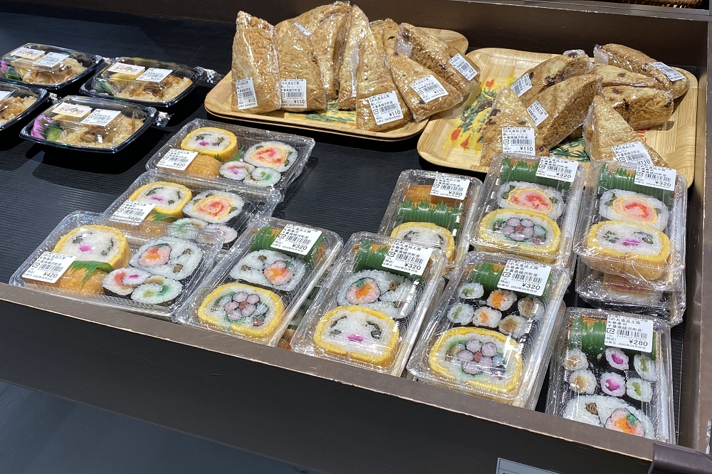 「つどいの市場」にて販売されていた「花模様の太巻き」。知る人ぞ知る、地域の名産品