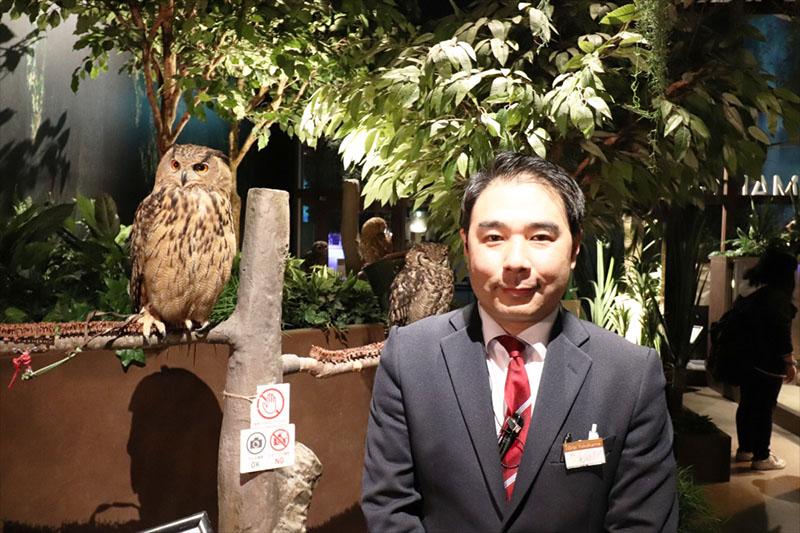 「オービィ横浜」の森隆之館長と「アフリカワシミミズク」
