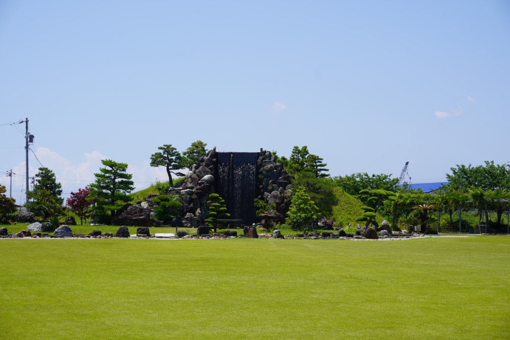 お店の前には、隅々まで手入れされた広大な庭園が広がる