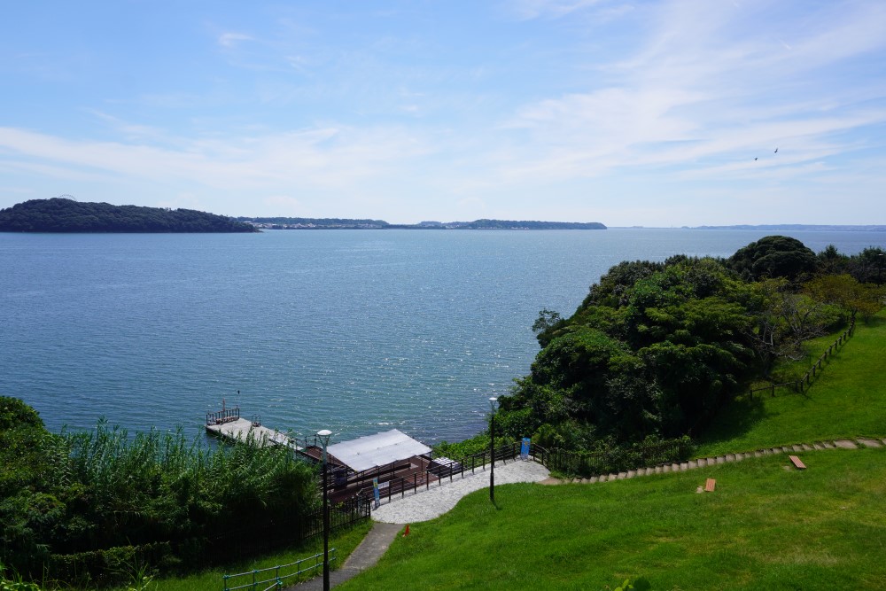 サービスエリア内にある公園からは浜名湖が一望できる