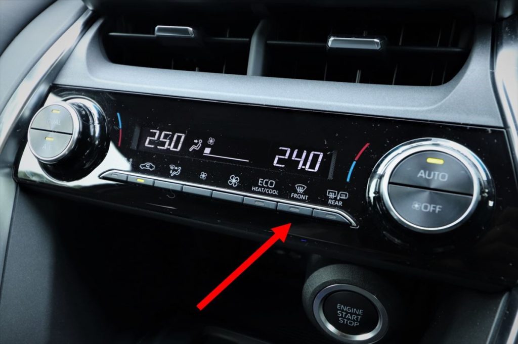 「新型ハリアー」の操作パネル。FRONT、REARの表示があるのがデフロスタースイッチ