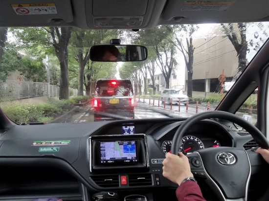 窓が大きく見下ろすような視点で運転がしやすい新型ヴォクシー