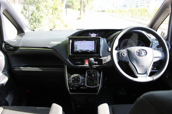 車内からの見晴らしが運転しやすいのでミニバンを初めて運転する人でも安心