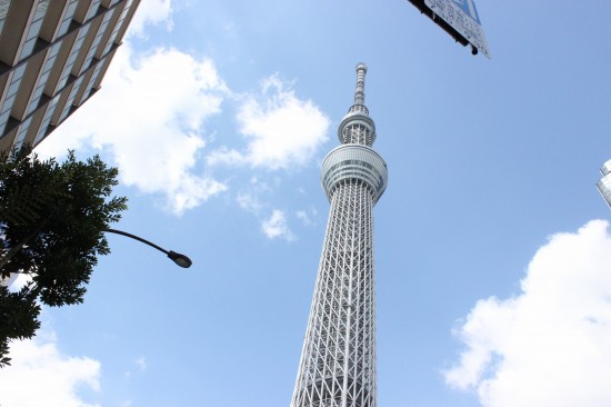 スカイツリーを直下から見上げた写真。こういう写真もおもしろいですが...