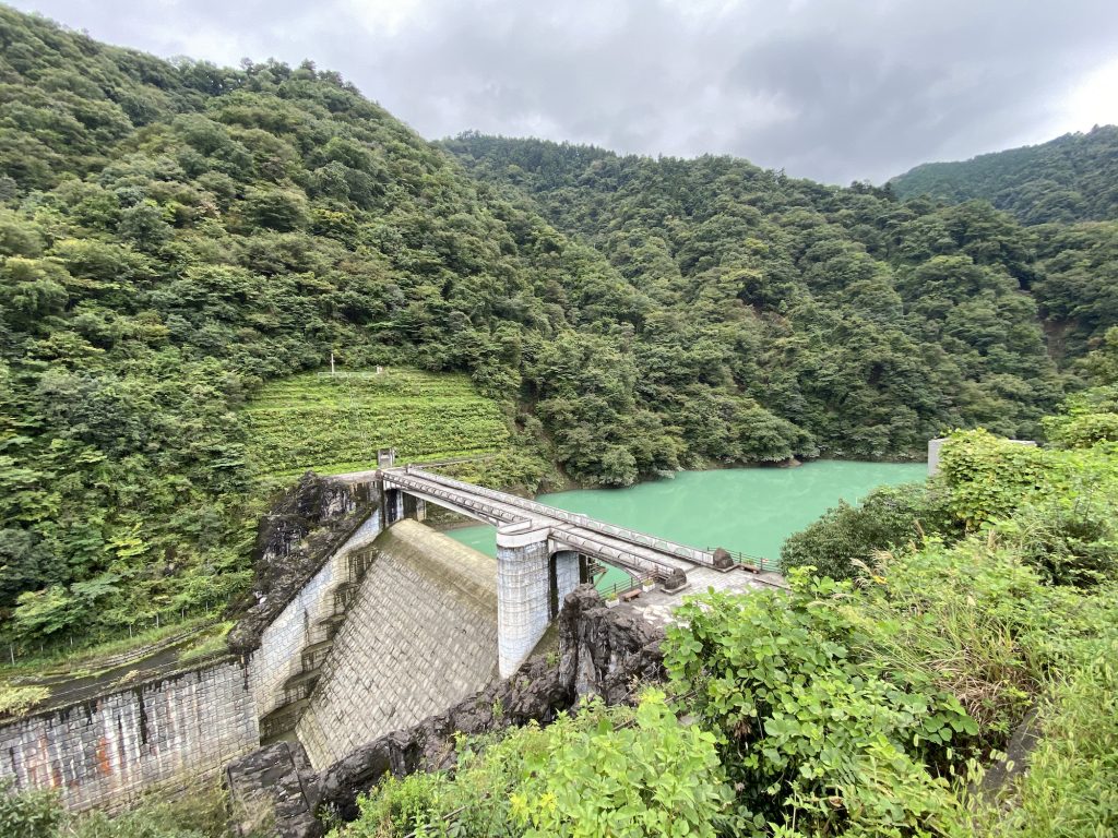 宮ヶ瀬ダムに向かう遊歩道で最初に目にする「石小屋ダム」。石を積み上げた、なだらかな作りが優美