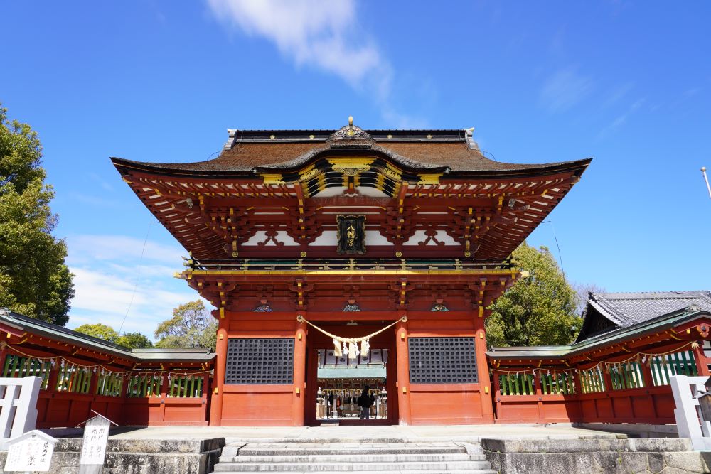 随神門の前には、神橋がかかる池がある。例年6月末~7月にはハスの花が満開に咲き誇る