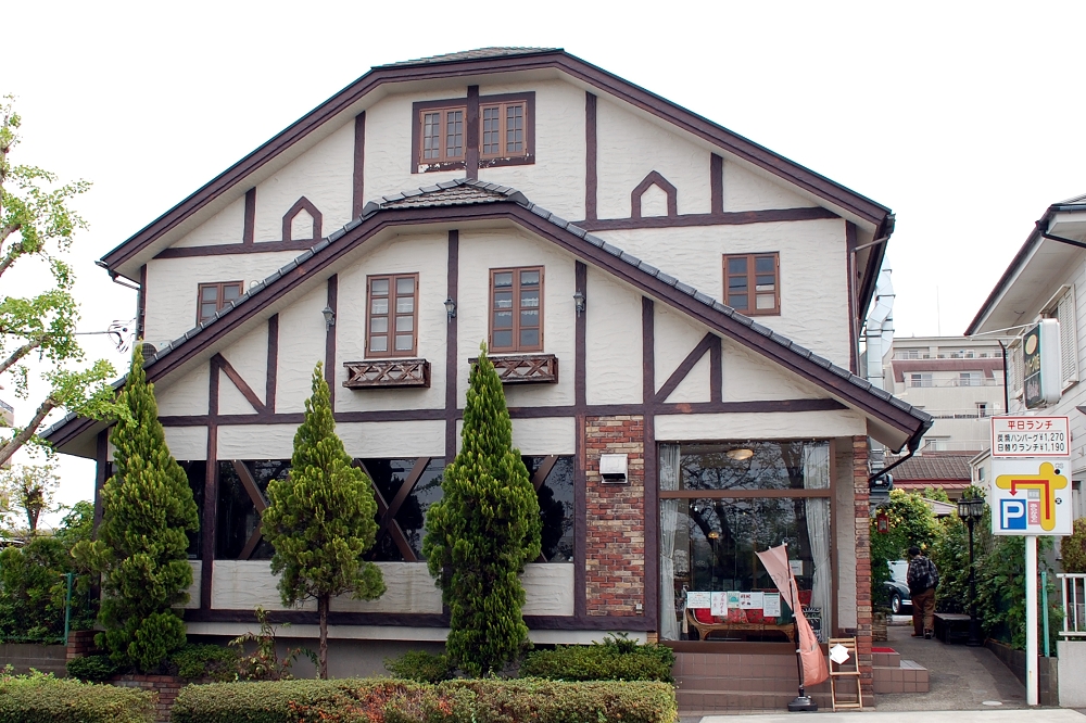 山小屋風の「あらかると」店舗。駐車場は建物の裏側にある