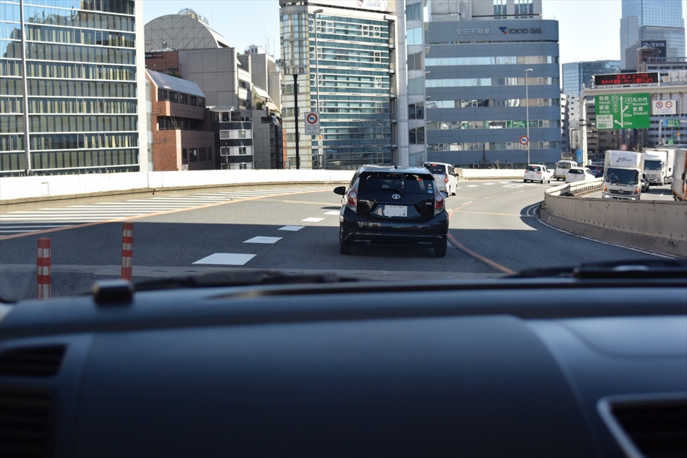 自分が本線にいる場合、加速車線を走ってくるクルマを意識する
