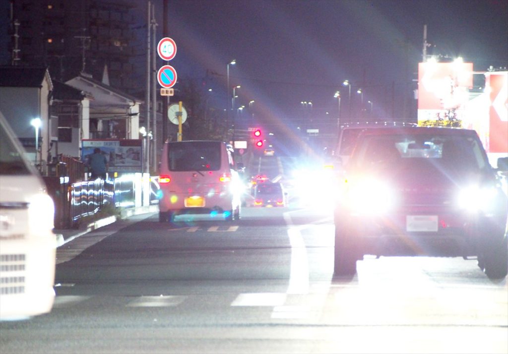 対向車のライトを注視してしまうとほかが見えづらくなる