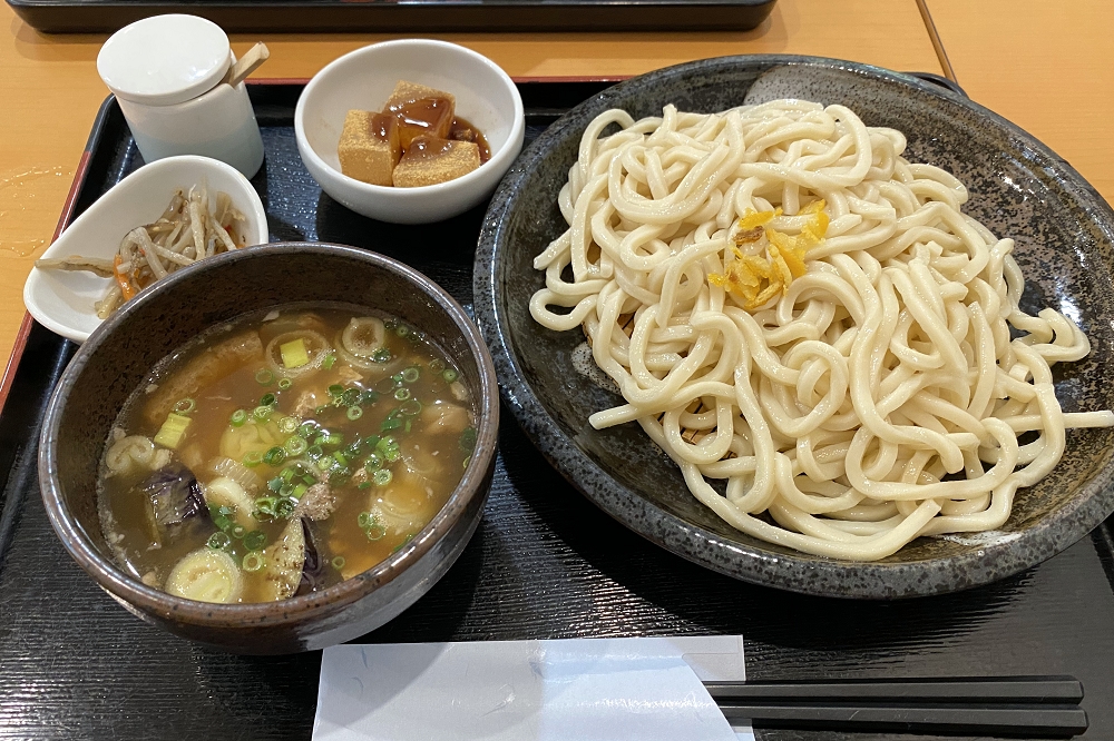 「豚バラ軟骨肉汁うどん」950円（税込み）。軟骨のコリコリッとした食感が、とても心地良い