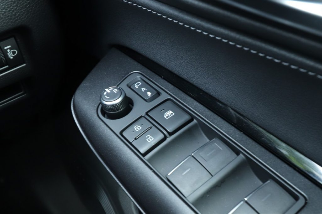 運転席側スイッチパネルにある、窓に×がついたマークがウインドウロック