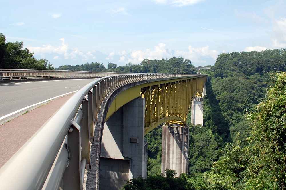「北詰展望駐車場」から見た八ヶ岳高原大橋。「黄色い橋」とも呼ばれている