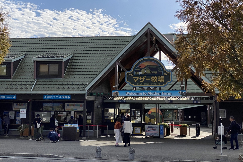 イルミネーションイベント開始直後は混んでいる。18時以降ならば比較的、空いており、ゆっくりと園内を見て回ることができる