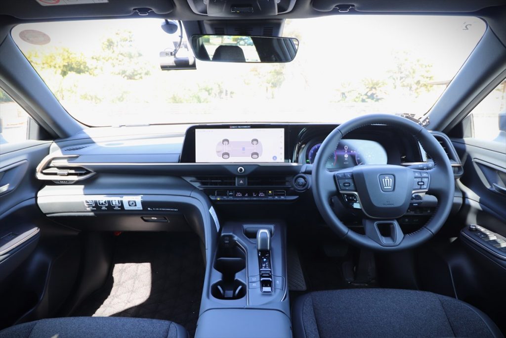 12.3インチの大画面ディスプレイも印象的。ブロンズのアクセントが高級車を感じさせる