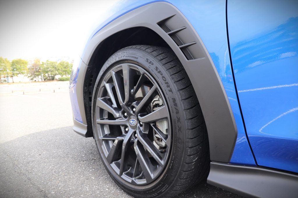 245/40R18サイズのタイヤは乗り心地よりも操縦性を重視したタイプ