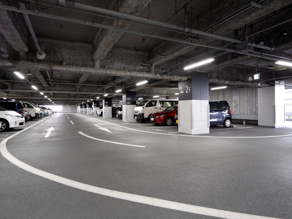 駐車場の道は狭いので対面走行でのすれ違いにも気をつけたい