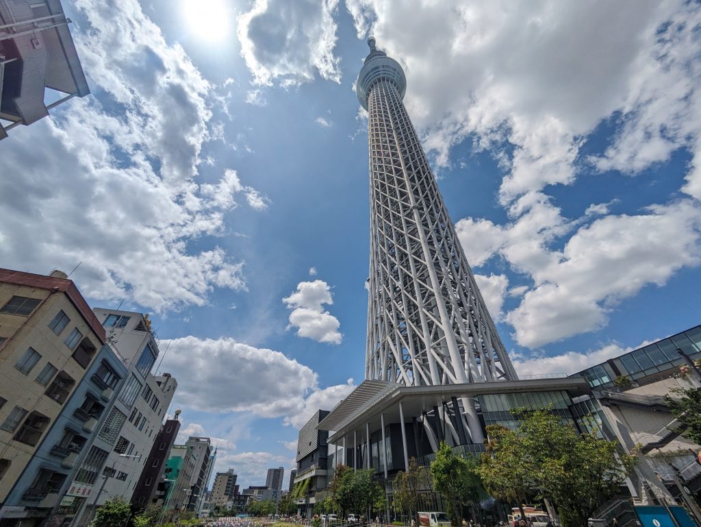 大迫力の東京スカイツリー。スマートフォンでの撮影は「広角レンズ」がおすすめ