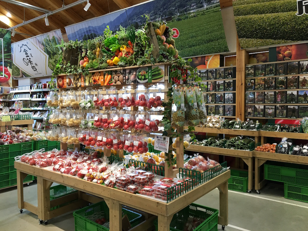 色鮮やかな野菜やフルーツの工夫された陳列は見るだけでも楽しめる