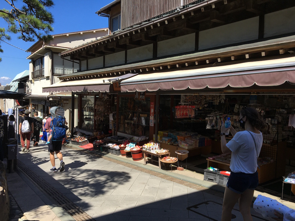 古きよき店が立ち並ぶ「江の島弁財天仲見世通り」