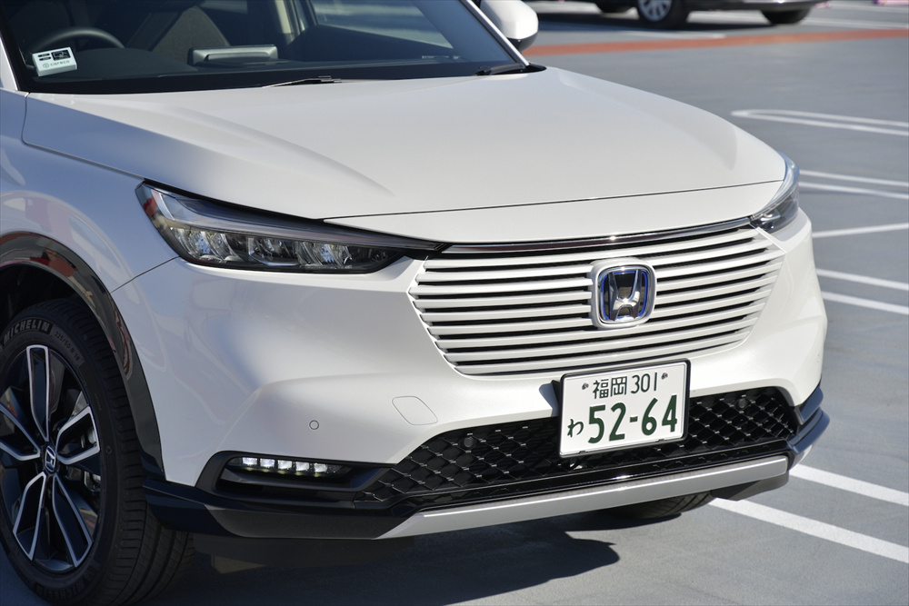 薄型のLEDヘッドライトと、ボディ同色グリルが近未来感を演出している
