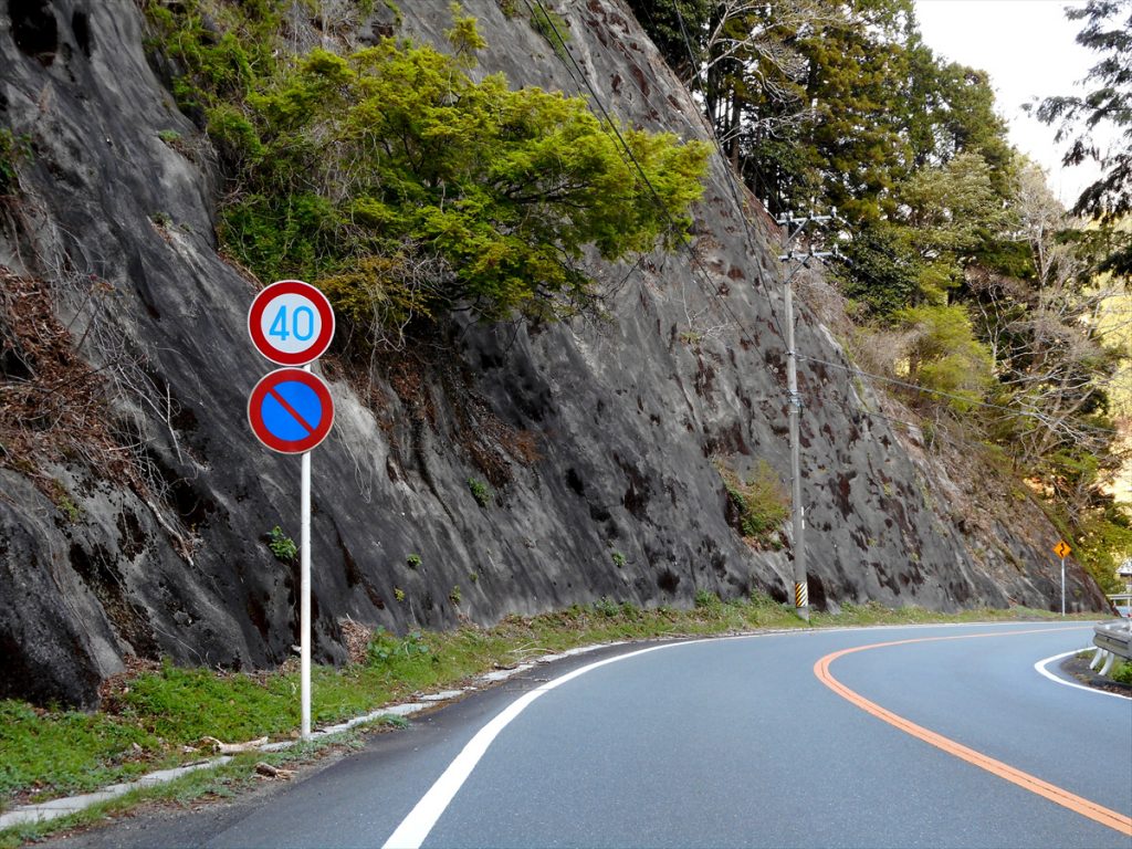 吹き溜まりになりやすいカーブの路肩に、パンクの原因になる釘などが隠れている場合も