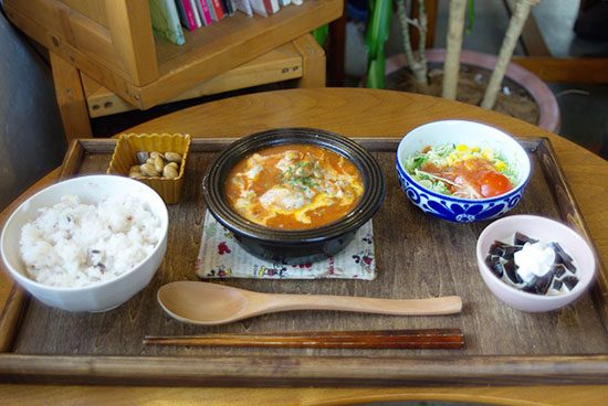 人気メニュー、鶏肉のトマト煮込み