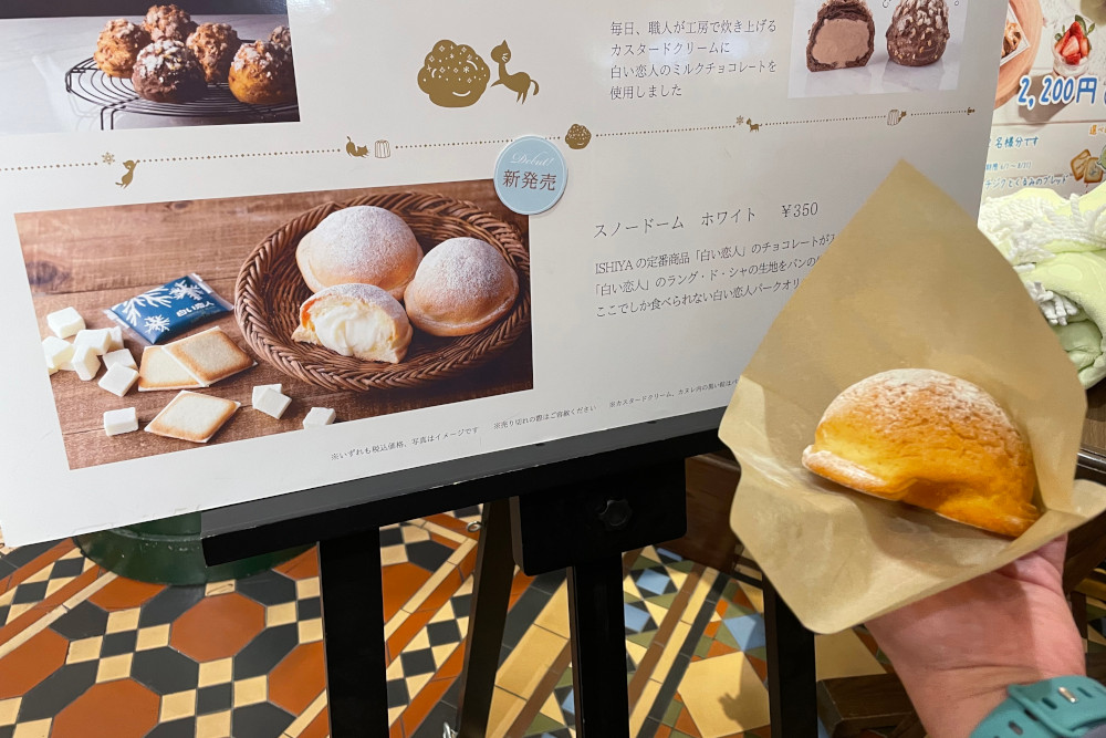 「スノードーム　ホワイト」（税込み360円）。注文後に目の前でクリームを詰めてくれる