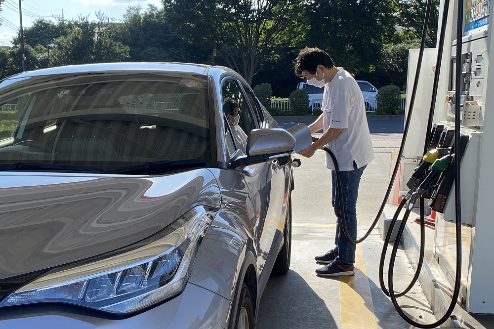 車種によってはハイオクや軽油を給油する。油種がわからない場合は、ガソリンスタンドのスタッフへ