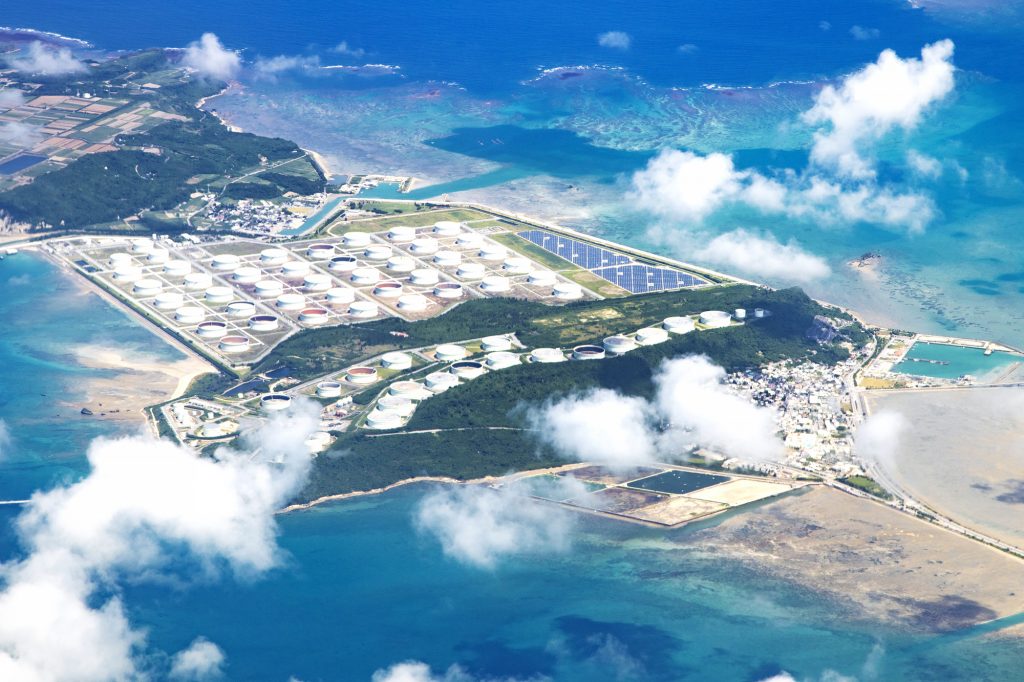 平安座島の北部に立ち並ぶ石油コンビナート群